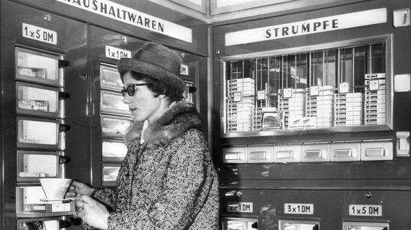 Stellen Sie sich vor, Sie wollen Kaffee kochen, aber es fehlen Ihnen die dazu nötigen Utensilien. In den sechziger Jahren war das mancherorts kein Problem, denn man konnte sich für fünf DM rund um die Uhr einen Kaffeefilter-to-go aus Porzellan aus einem Automaten mit Haushaltswaren holen. Im Fach darunter gab es auch einen Topf zu kaufen, falls man vergessen hatte, sich rechtzeitig bei Ladenöffnungszeiten einen zuzulegen. Automatenläden sind auch heute wieder in Mode, doch dort sind nicht Dinge wie Braukessel, sondern Getränke, die man sofort genießen kann, die Verkaufsschlager.