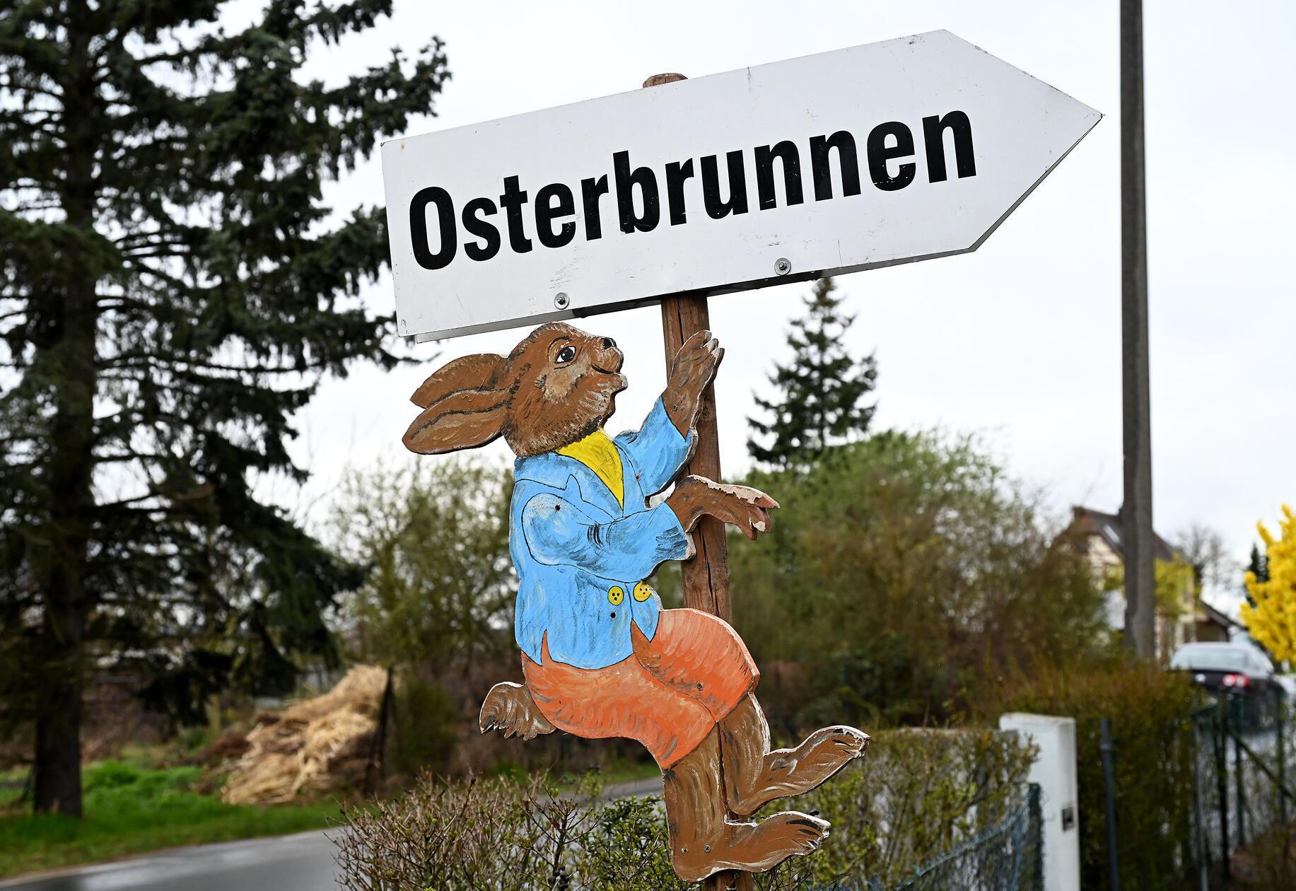 Hier geht es zum Osterbrunnen. Ein Schild in der Kriegsopfersiedlung weist den Weg.