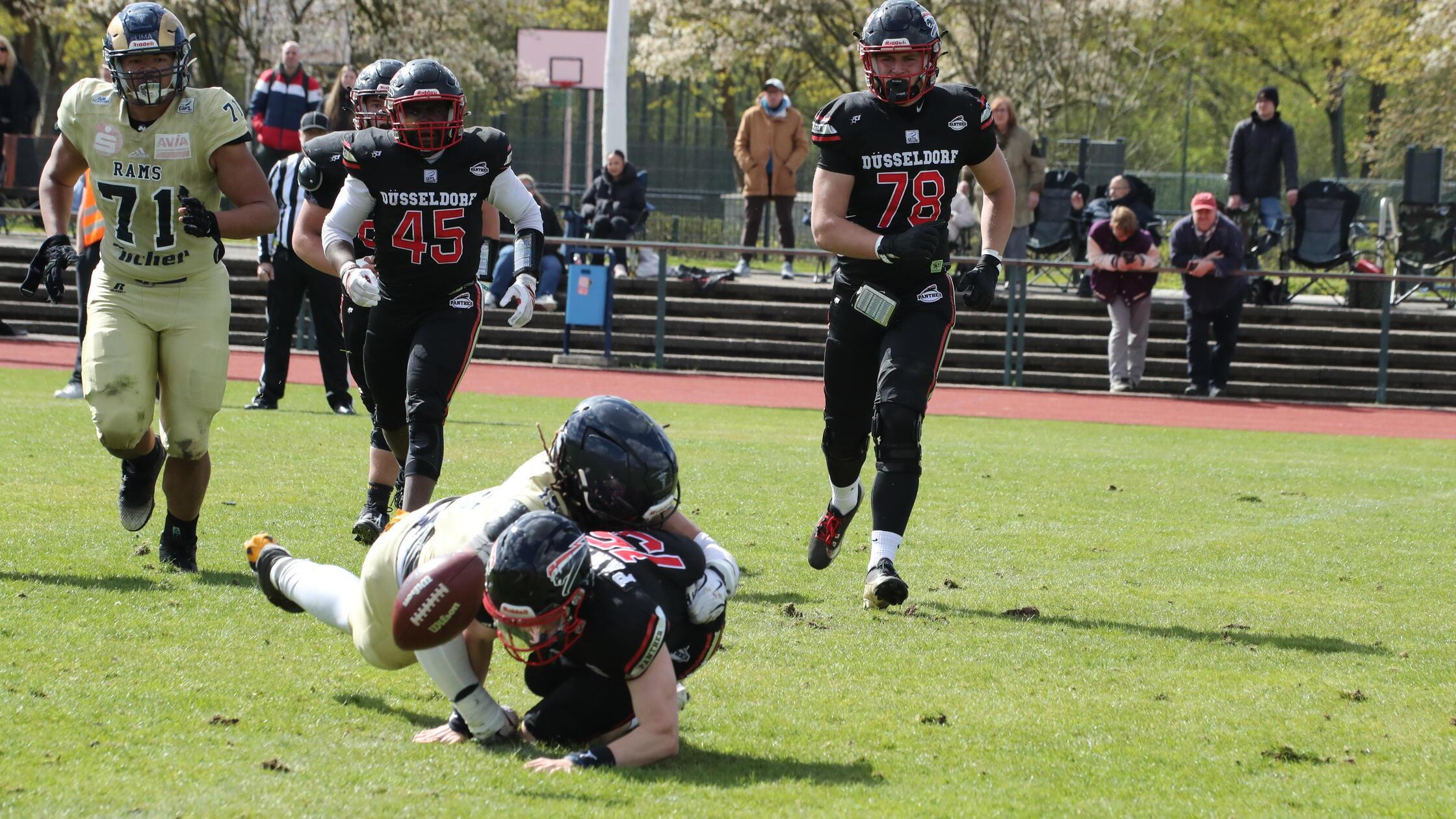 Testspiel gegen die Düsseldorf Panther. Links im B