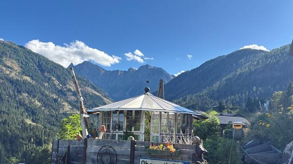 Alpines Panorama: Ein herrlicher Blick von einer Terrasse auf die schroffen Gipfel der Karnischen Alpen.