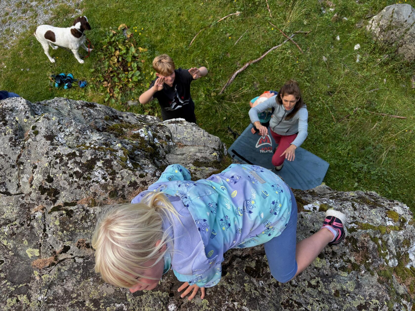 Erste Versuche am Fels – die natürlichen Felsformationen rund um Obergail sind ein Abenteuerspielplatz für Kinder.