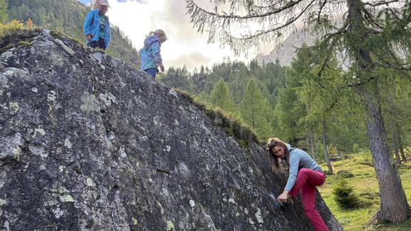 Konzentration am Fels: Geschicklichkeit und Balance sind gefragt, wenn es hoch hinaus geht.