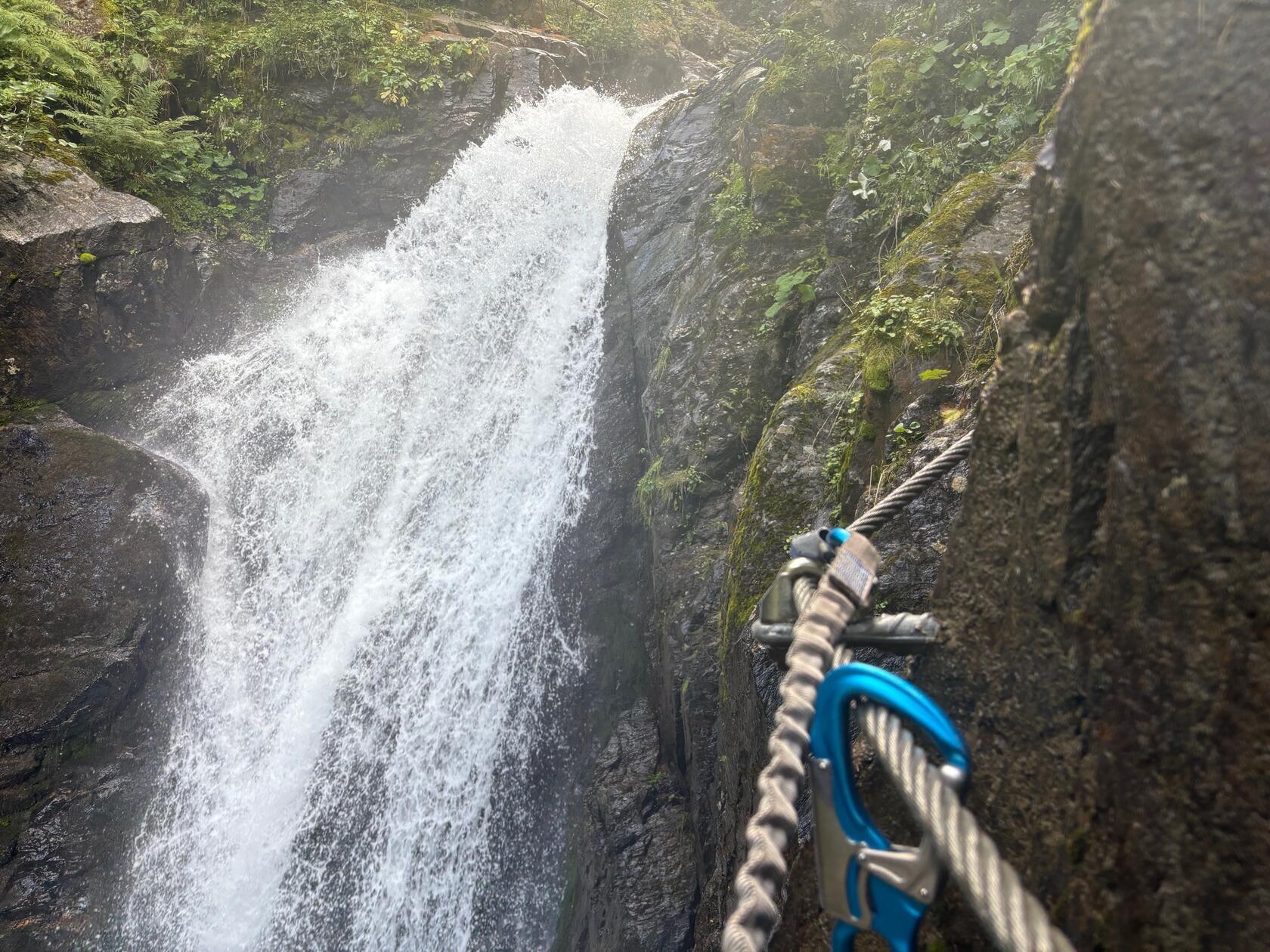 Der Heilkraft-Wasserfall: Ein Kraftplatz bei Obergail. Der Sprühnebel sorgt für Erfrischung, während direkt daneben der Klettersteig verläuft.