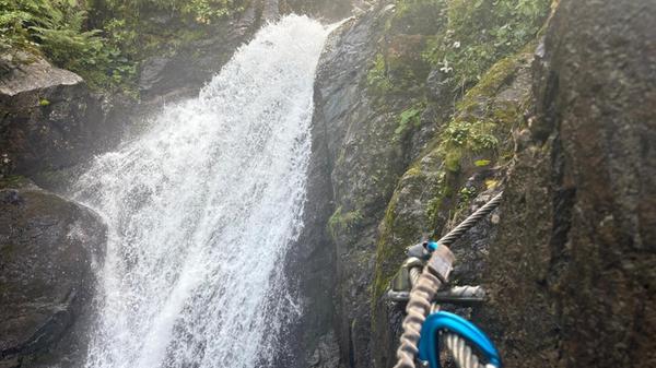 Der Heilkraft-Wasserfall: Ein Kraftplatz bei Obergail. Der Sprühnebel sorgt für Erfrischung, während direkt daneben der Klettersteig verläuft.