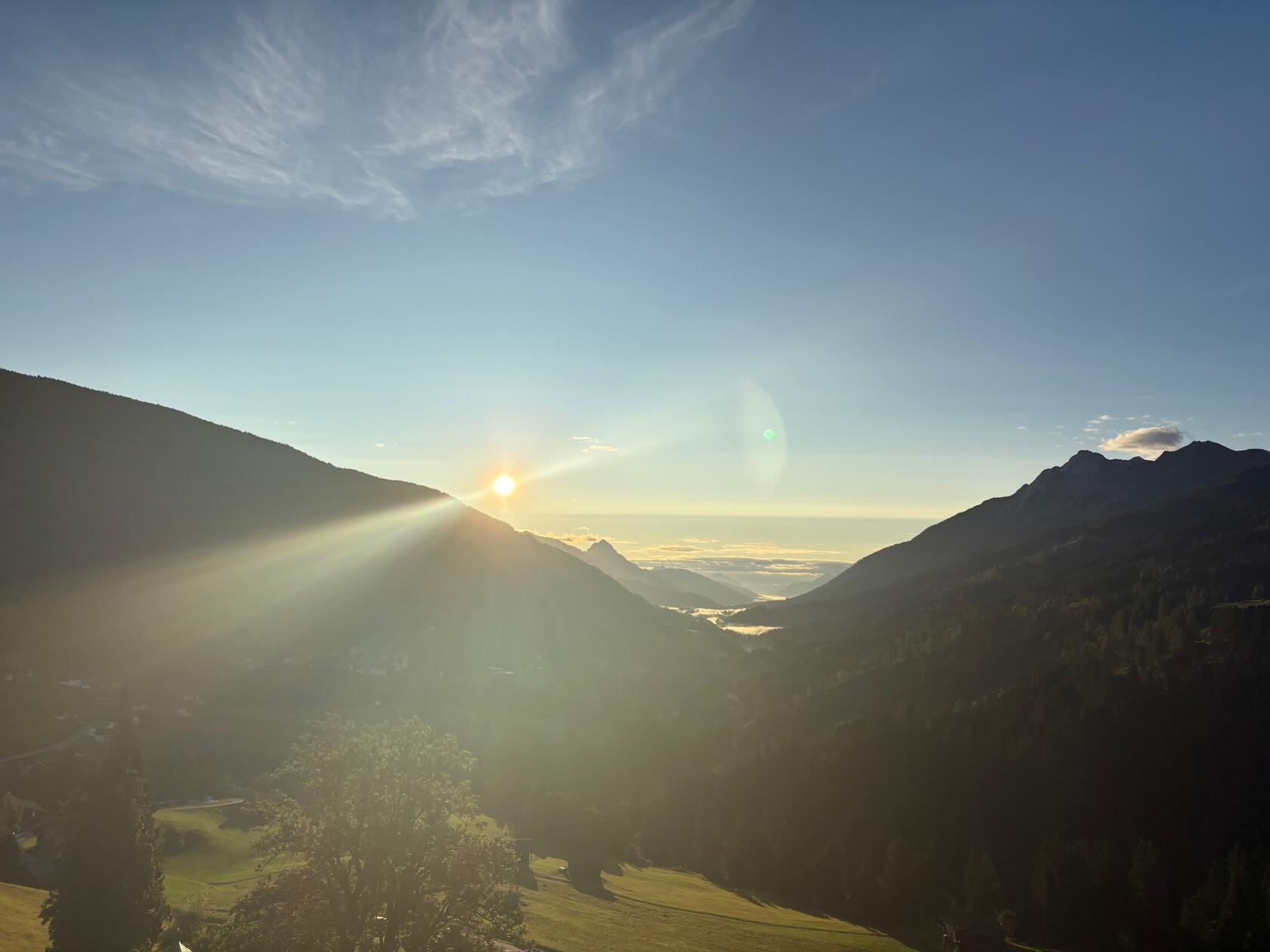 Morgenstund' am Berg: Wenn die ersten Sonnenstrahlen über die Bergrücken blitzen und das Tal in goldenes Licht tauchen.