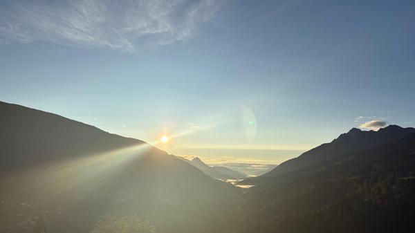 Morgenstund' am Berg: Wenn die ersten Sonnenstrahlen über die Bergrücken blitzen und das Tal in goldenes Licht tauchen.