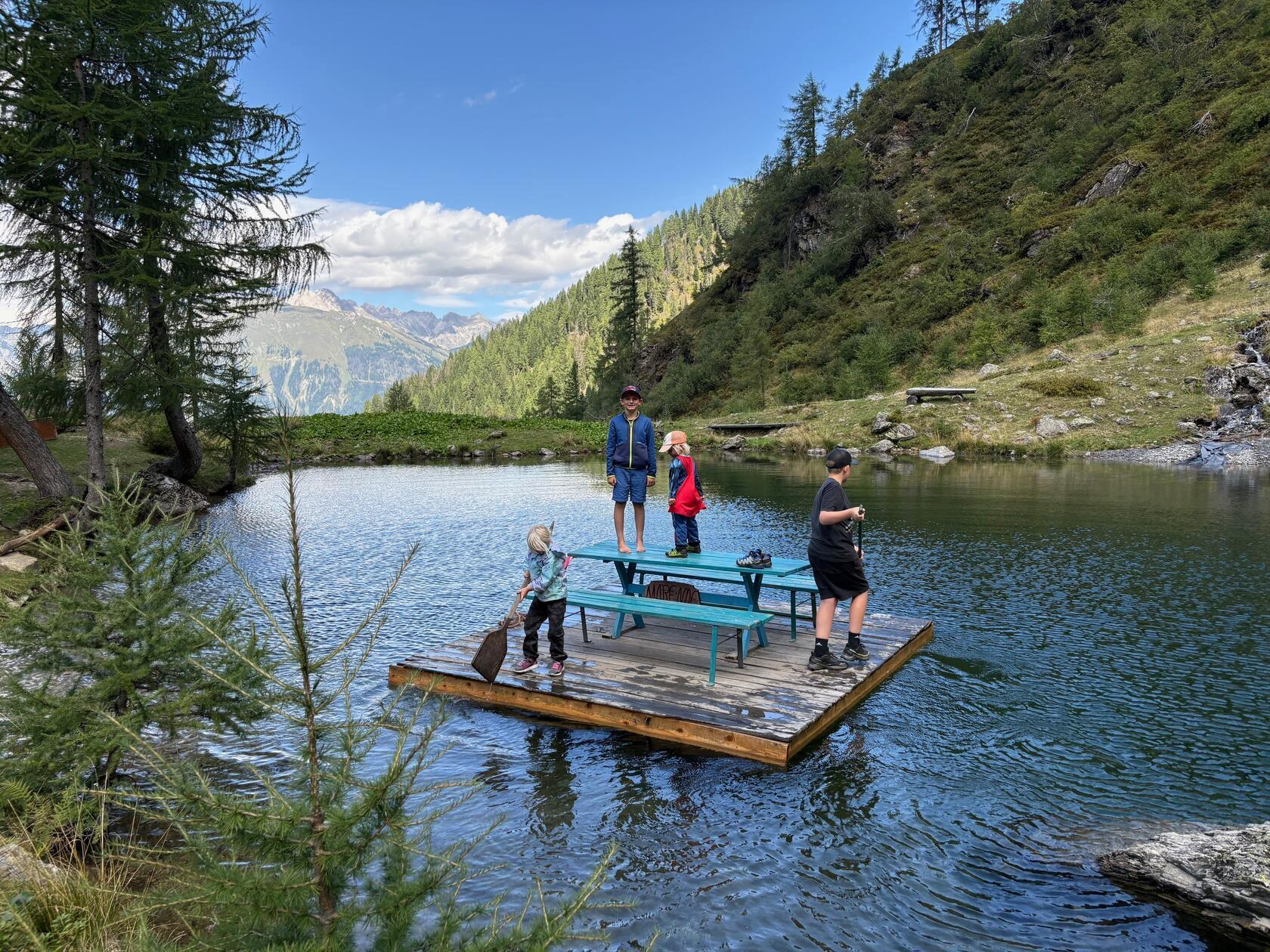 Spaß auf dem Obergailer See: Eine gemütliche Floßfahrt auf dem kleinen Gebirgssee – der perfekte Ort für eine Familienpause.