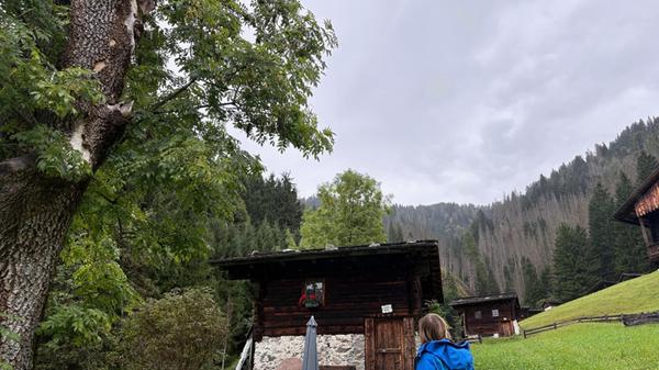 Eine traditionelle Holzhütte am Waldrand, die den typischen Charme der Region widerspiegelt. Picknick am Wasser: