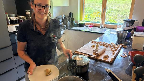 Traditionelle Kulinarik: Ein Blick in die Küche, wo regionale Spezialitäten frisch zubereitet werden.