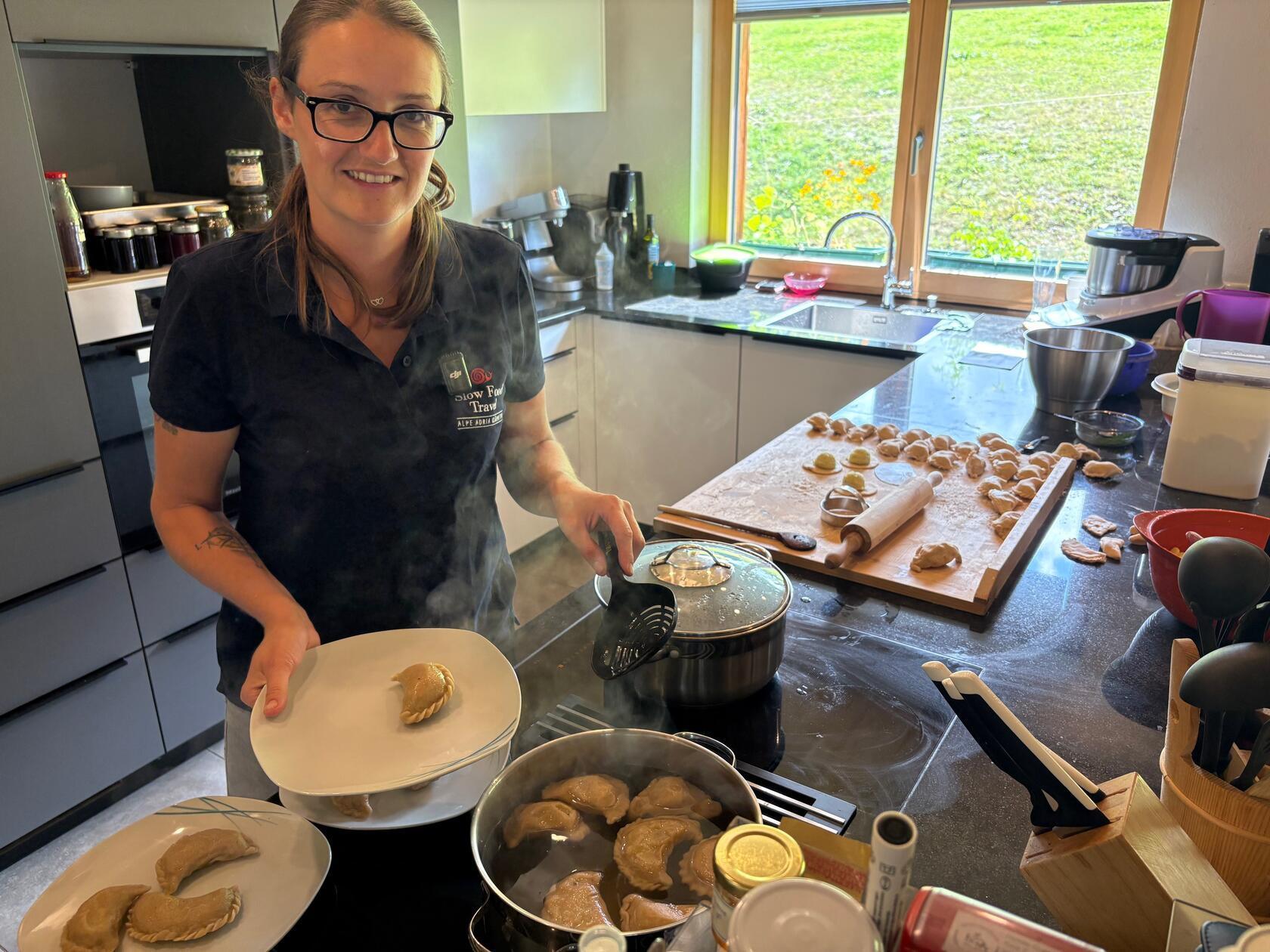 Traditionelle Kulinarik: Ein Blick in die Küche, wo regionale Spezialitäten frisch zubereitet werden.