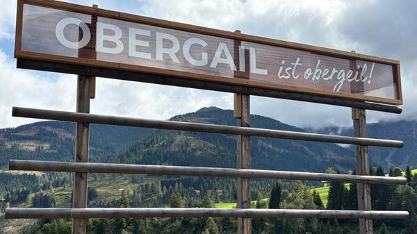 Obergail ist "obergeil": Ein humorvolles Schild am Wegesrand, das den Stolz der Bewohner auf ihr schönes Dorf zeigt.