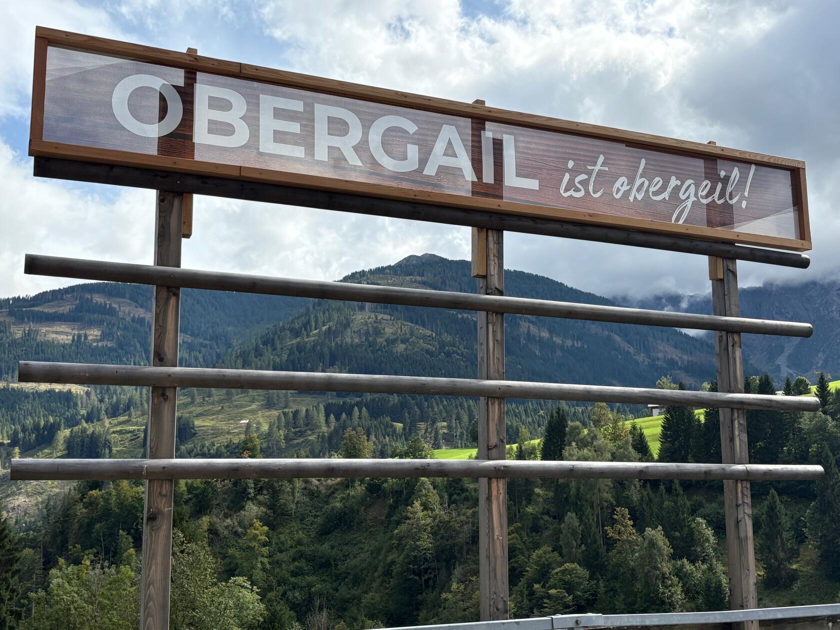 Obergail ist "obergeil": Ein humorvolles Schild am Wegesrand, das den Stolz der Bewohner auf ihr schönes Dorf zeigt.