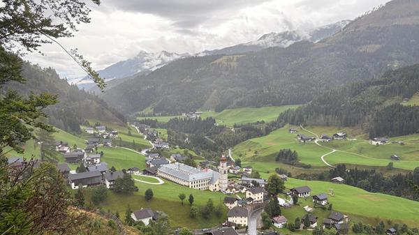 Blick auf Liesing: Ein beeindruckendes Panorama hinunter ins Haupttal auf den Ort Liesing mit seiner markanten Kirche.