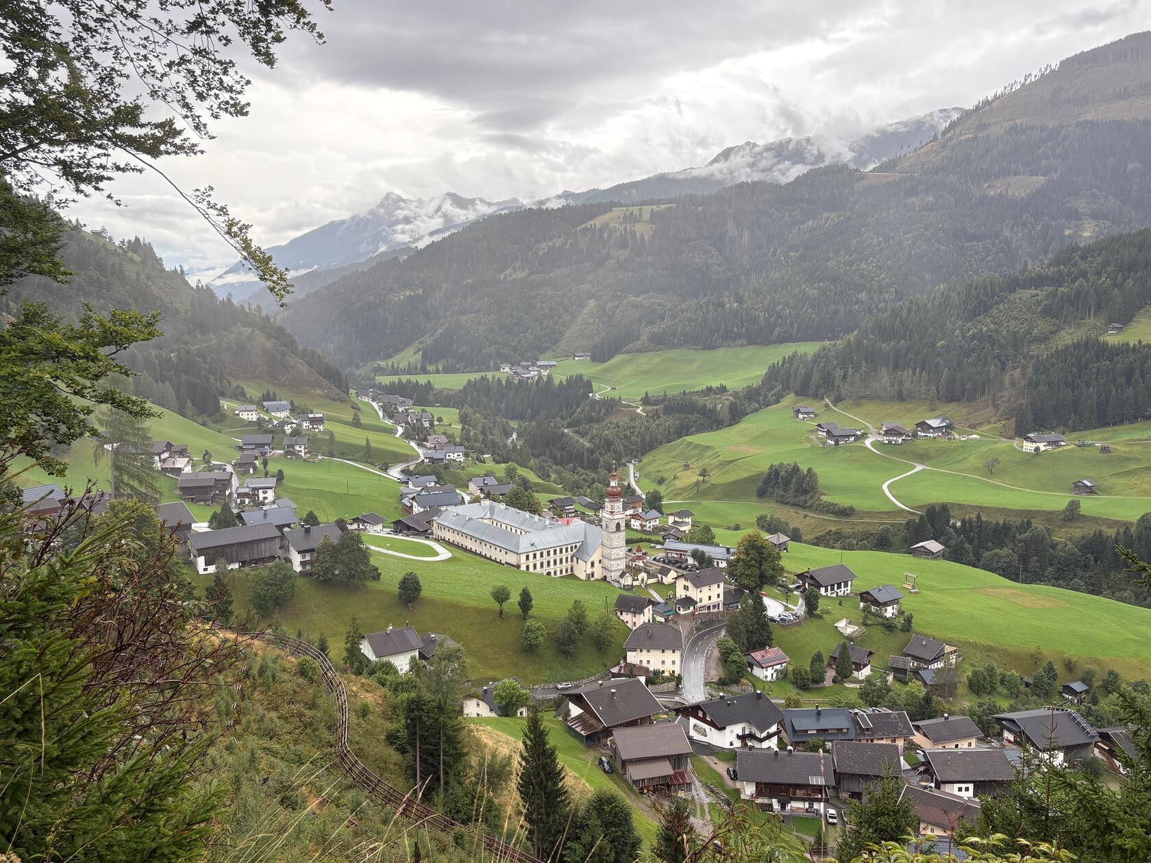 Blick auf Liesing: Ein beeindruckendes Panorama hinunter ins Haupttal auf den Ort Liesing mit seiner markanten Kirche.