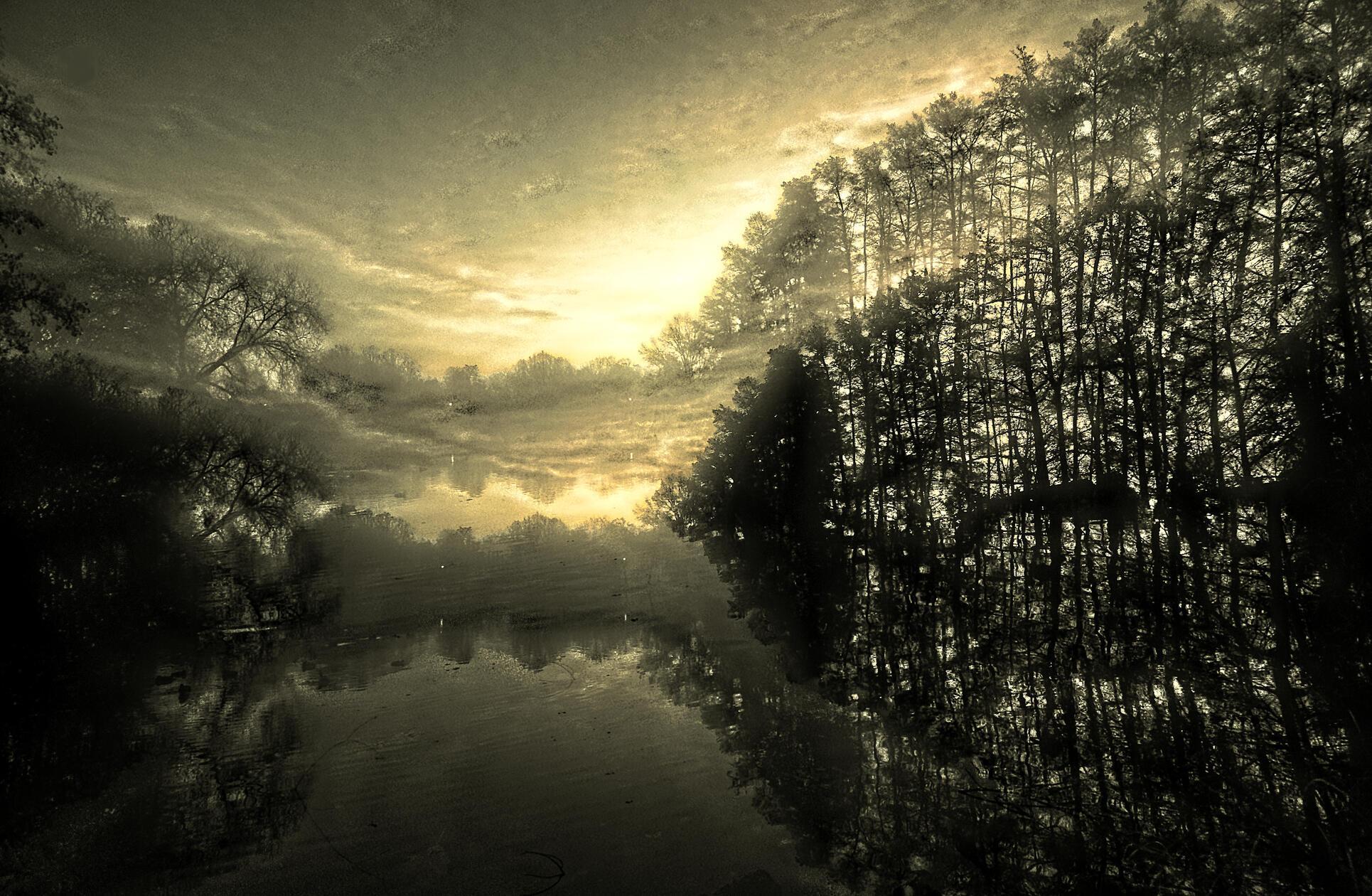 Das Bild vom Riedlweiher in Woffenbach - eine Doppelbelichtung - hat unser Leser Theo Körner gemacht.