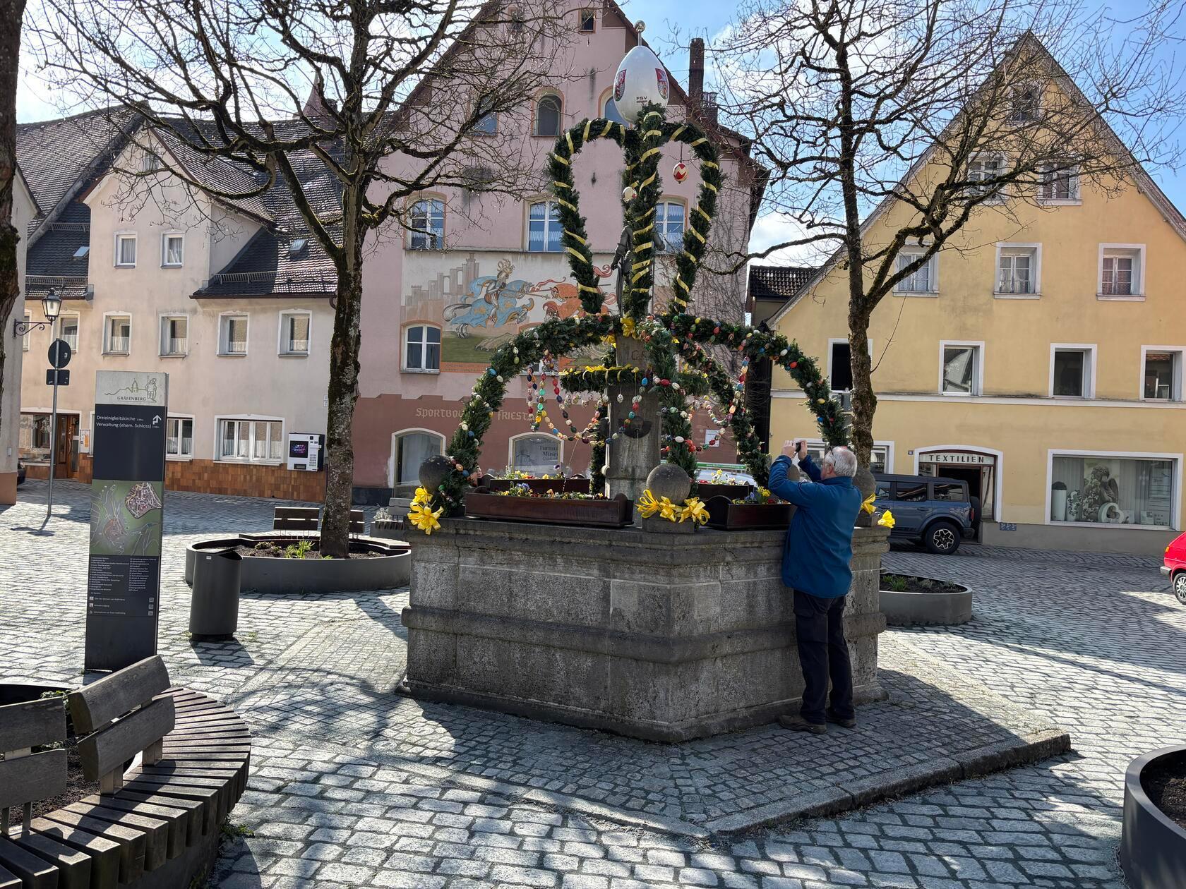 Der Osterbrunnen auf dem Marktplatz in Gräfenberg.