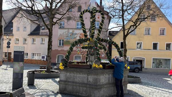 Der Osterbrunnen auf dem Marktplatz in Gräfenberg.