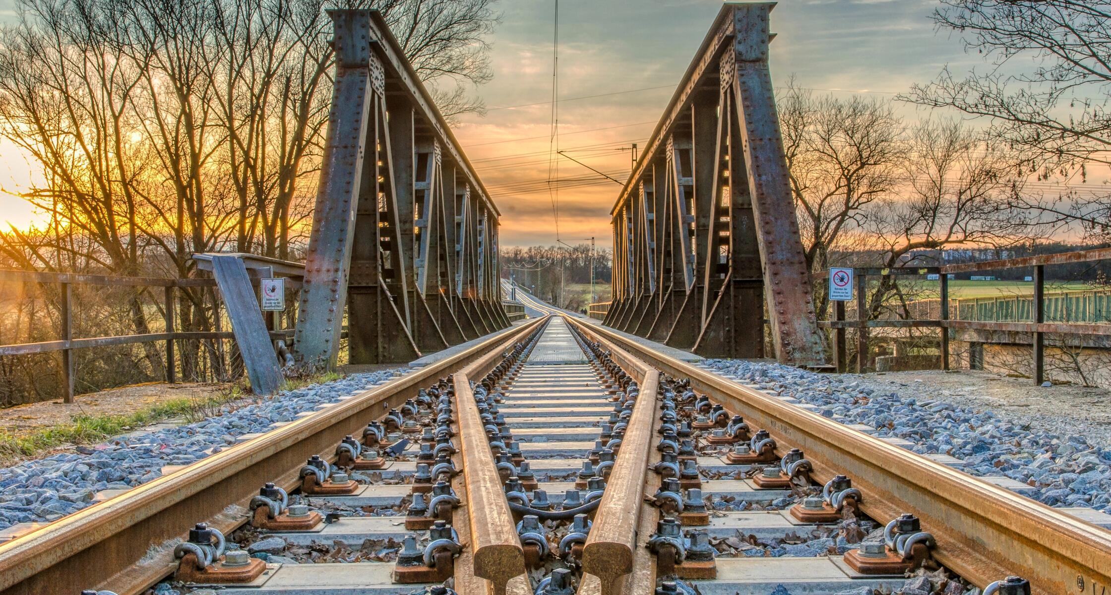 Die Regnitzquerung der stillgelegten Bahnstrecke der Aurachtalbahn in Erlangen- Bruck, aufgenommen aus einer interessanten Perspektive.