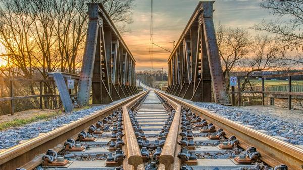 Die Regnitzquerung der stillgelegten Bahnstrecke der Aurachtalbahn in Erlangen- Bruck, aufgenommen aus einer interessanten Perspektive.