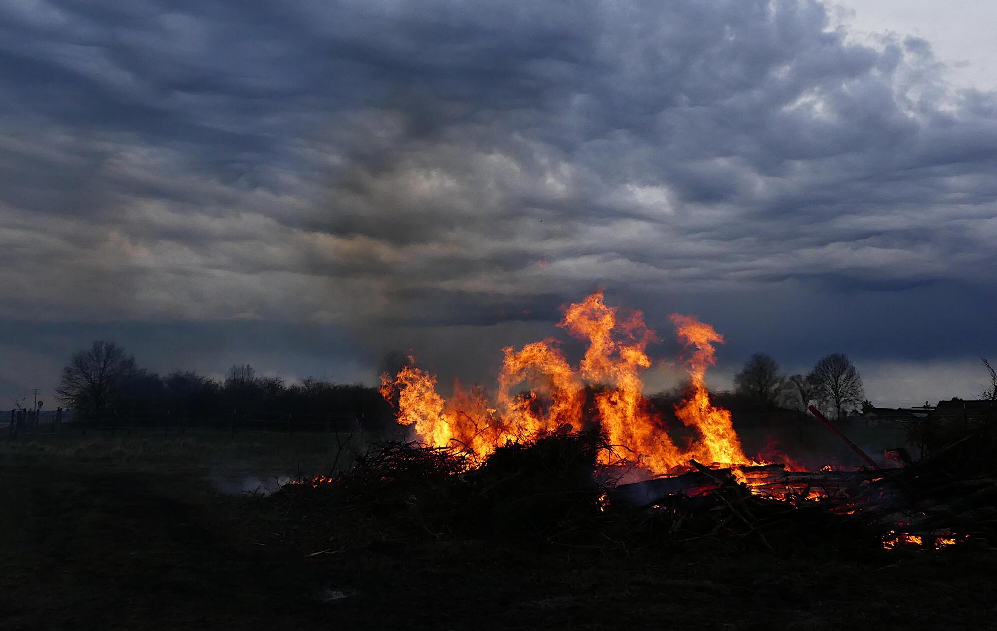 Ein stimmungsvolles Osterfeuer unterm Wolkenhimmel in Mörlach.