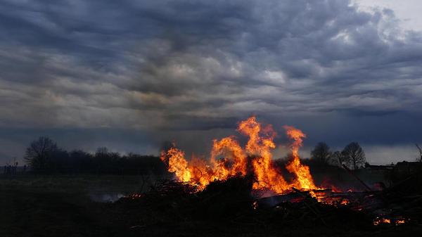 Ein stimmungsvolles Osterfeuer unterm Wolkenhimmel in Mörlach.