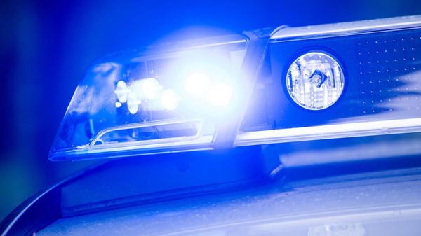 Ein Blaulicht leuchtet an einer Polizeistreife. (z