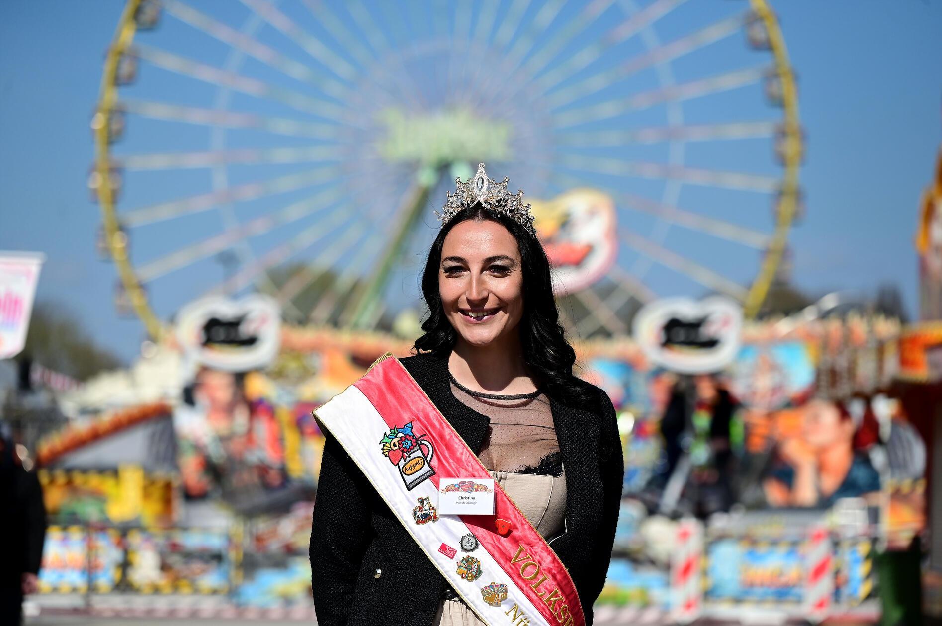 Rundgang über das Nürnberger Frühlingsfest kurz vor der Eröffnung - Volksfestkönigin Christina Späth.