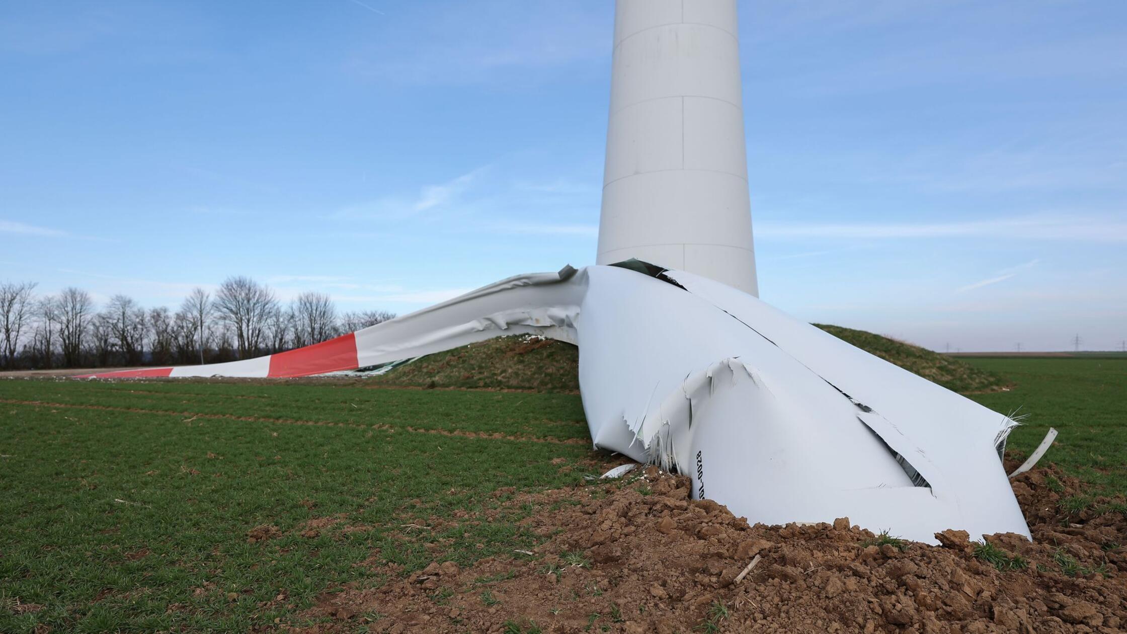 Ein Rotorblatt ist im Bürgerwindpark Berching zu B