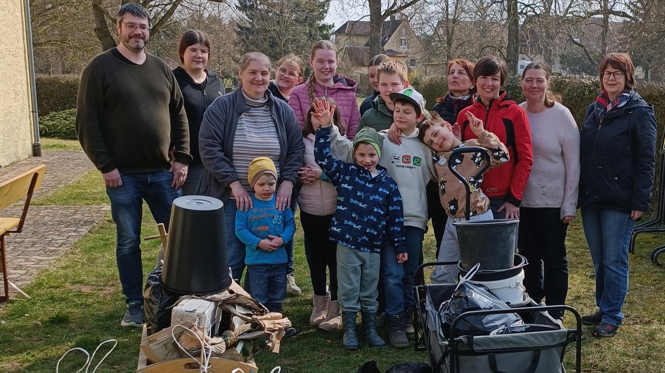 Stolz präsentieren die Engagierten um die Vorsitze