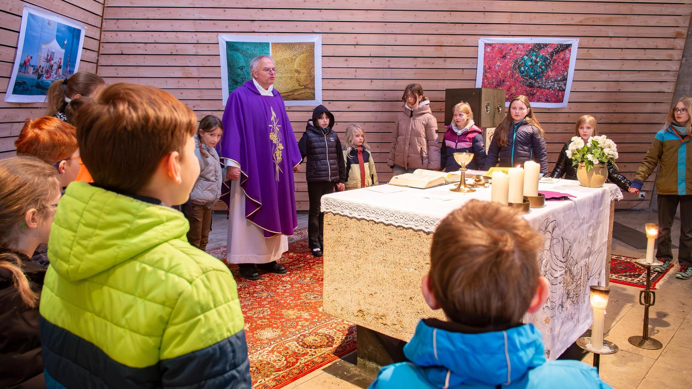 Gemeinsam mit den Erstkommunionkindern hielt Pfarr