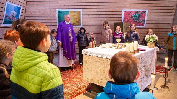 Gemeinsam mit den Erstkommunionkindern hielt Pfarr