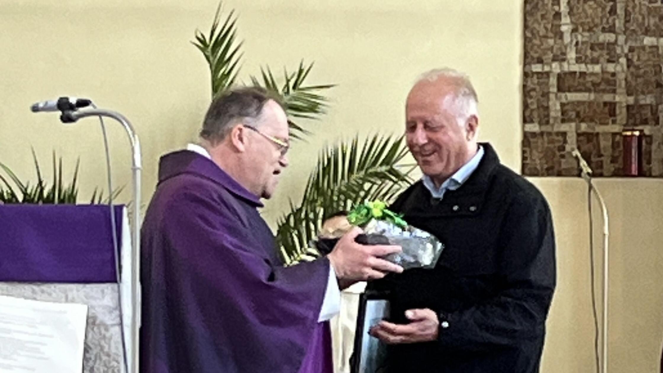 V.l.n.r.: Pfarrkurat Hans Reicherzer und Norbert V