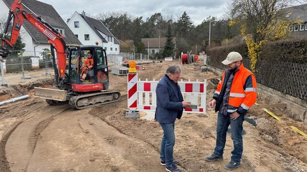 Projektleiter Martin Maier (rechts) erläutert Bürg