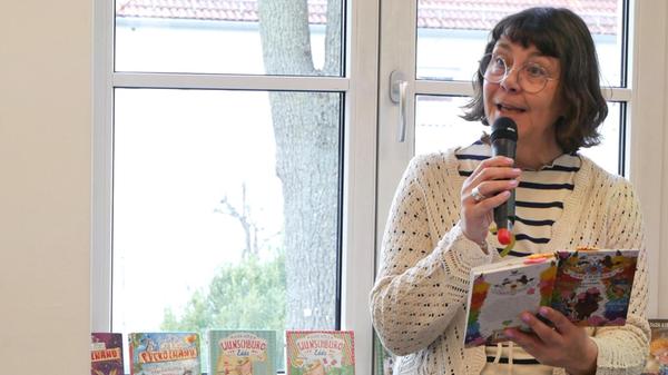 Suza Kolb nahm ihre Zuhörerinnen und Zuhörer mit a