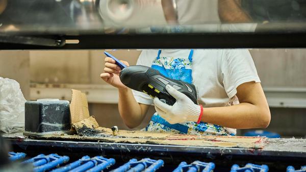 chinesisch;fabrik;schuhfabrik;textilarbeiterin