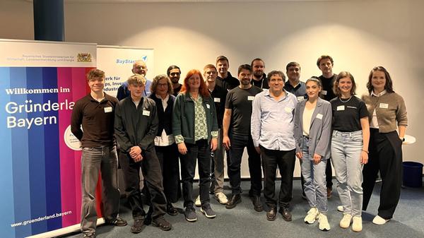 Gruppenbild aller Pitchenden mit SCHWUNG-Geschäfts