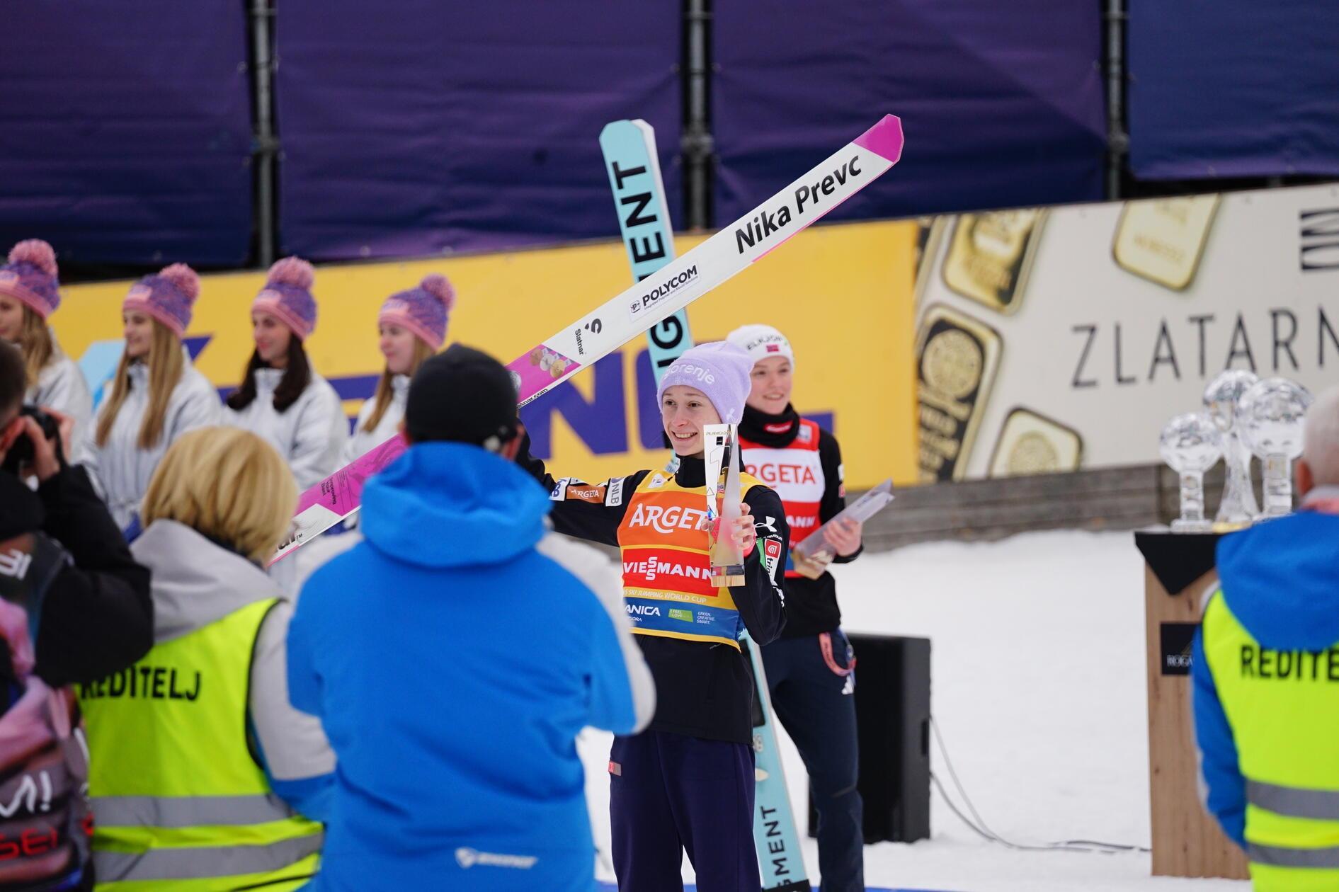 Am weitesten sprang bei der Premiere die Slowenin Nika Prevc, die nicht nur den letzten Wettkampf der Saison und den Gesamtweltcup gewann....