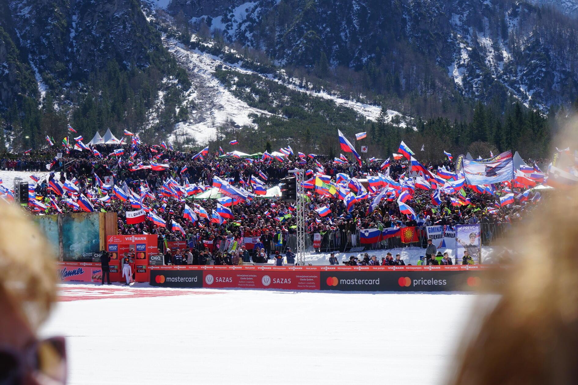 Die größtenteils slowenischen Fans kamen voll auf ihre Kosten - bei den Männern dominierte Nikas Bruder Domen dieses Jahr die Konkurrenz und landete im Gesamtweltcup ebenfalls auf Platz eins.