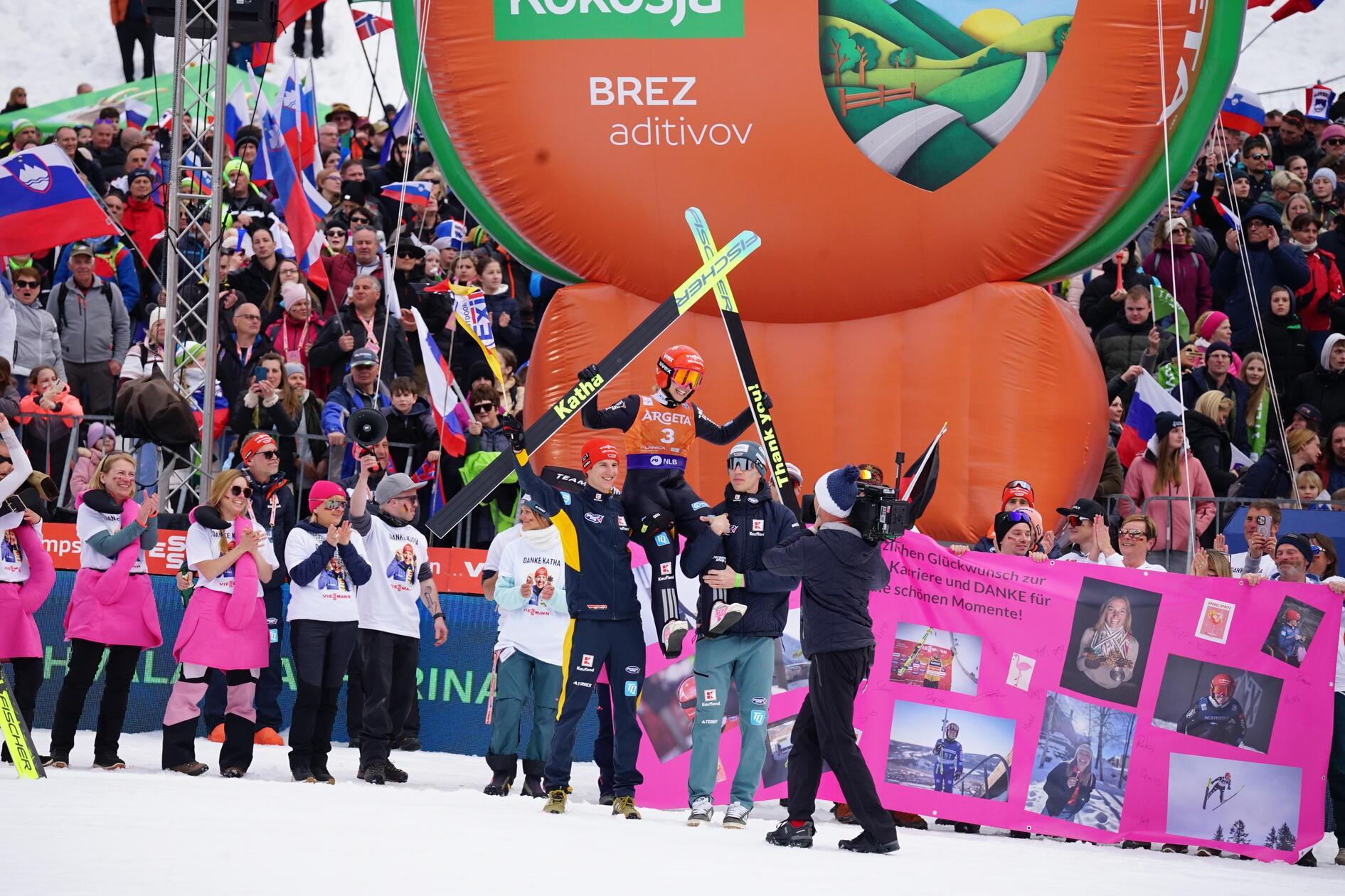 Die 29-Jährige machte von der Letalnica den letzten Sprung ihrer Karriere. Im Auslauf empfingen sie Teamkollegen und Wegbleiter...