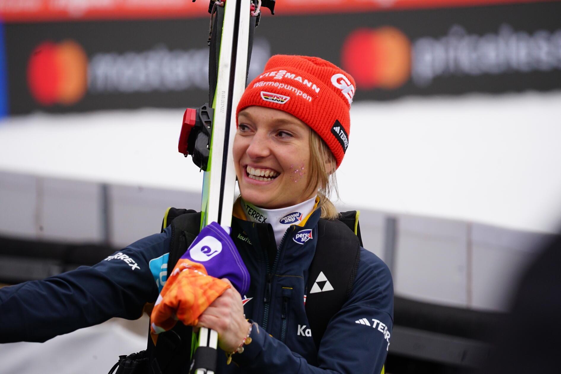 Schmid, Mädchenname Althaus, mauserte sich nach ihrem ersten Weltcup-Start mit 15 schnell zum Aushängeschild des Frauen-Skispringens.