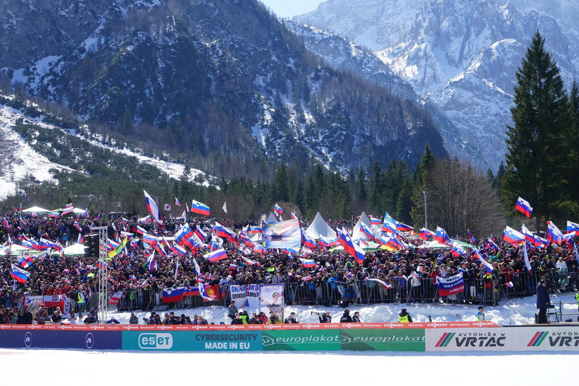 Jahr für Jahr verwandelt sich Planica während des Skifliegens in eine große Partyzone.