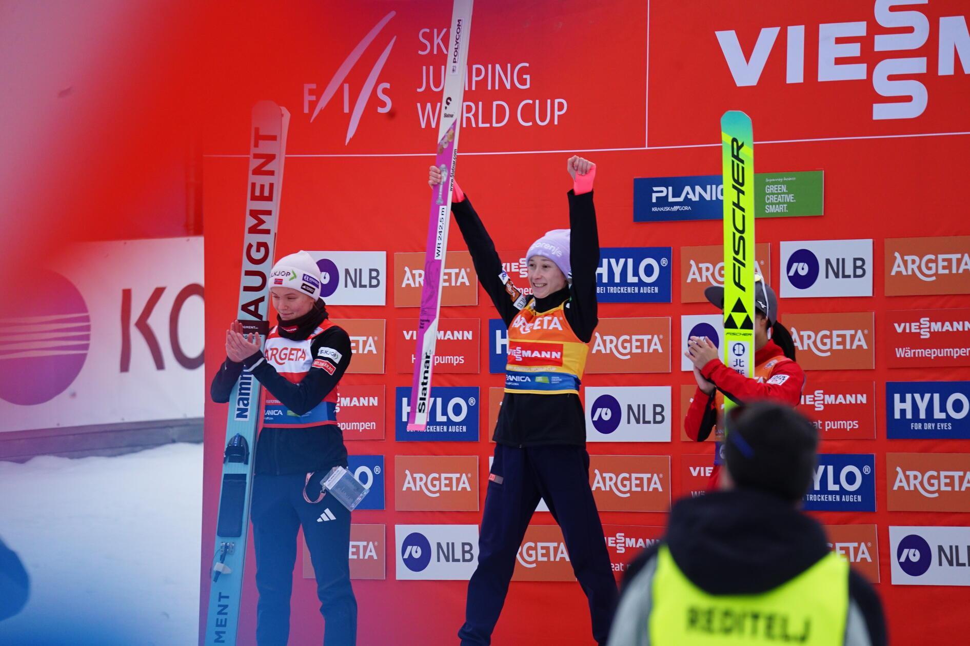 Siegerehrung bei den Damen: Nika Prevc landete vor...