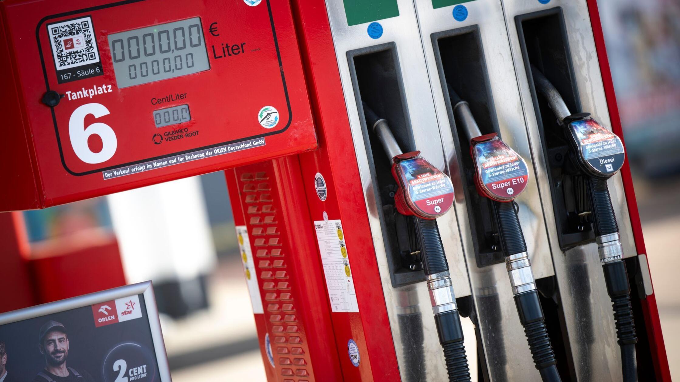 An einer Zapfsäule an einer Tankstelle hängen die 