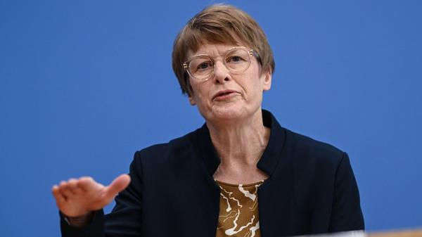 Veronika Grimm spricht bei der Vorstellung des Jah