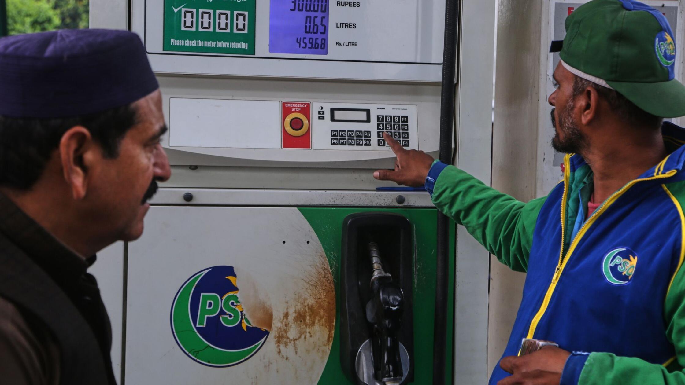 Ein Motorradfahrer schaut sich die Anzeige einer T