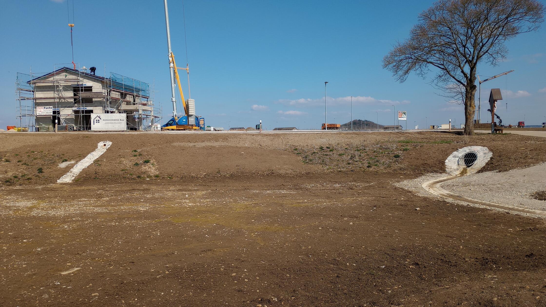 Das Regenrückhaltebecken ist groß genug dimensioni