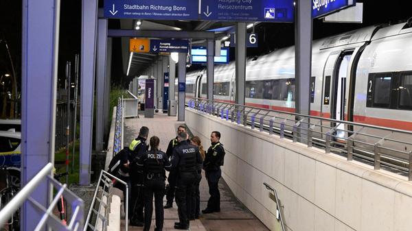Polizisten stehen auf einem Bahnsteig im Bahnhof S