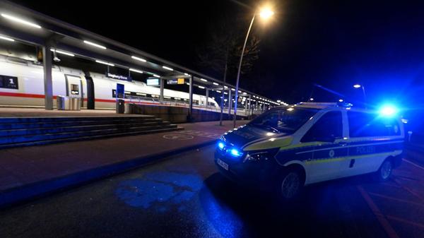 Ein Polizeifahrzeug steht vor einem Bahnsteig im B