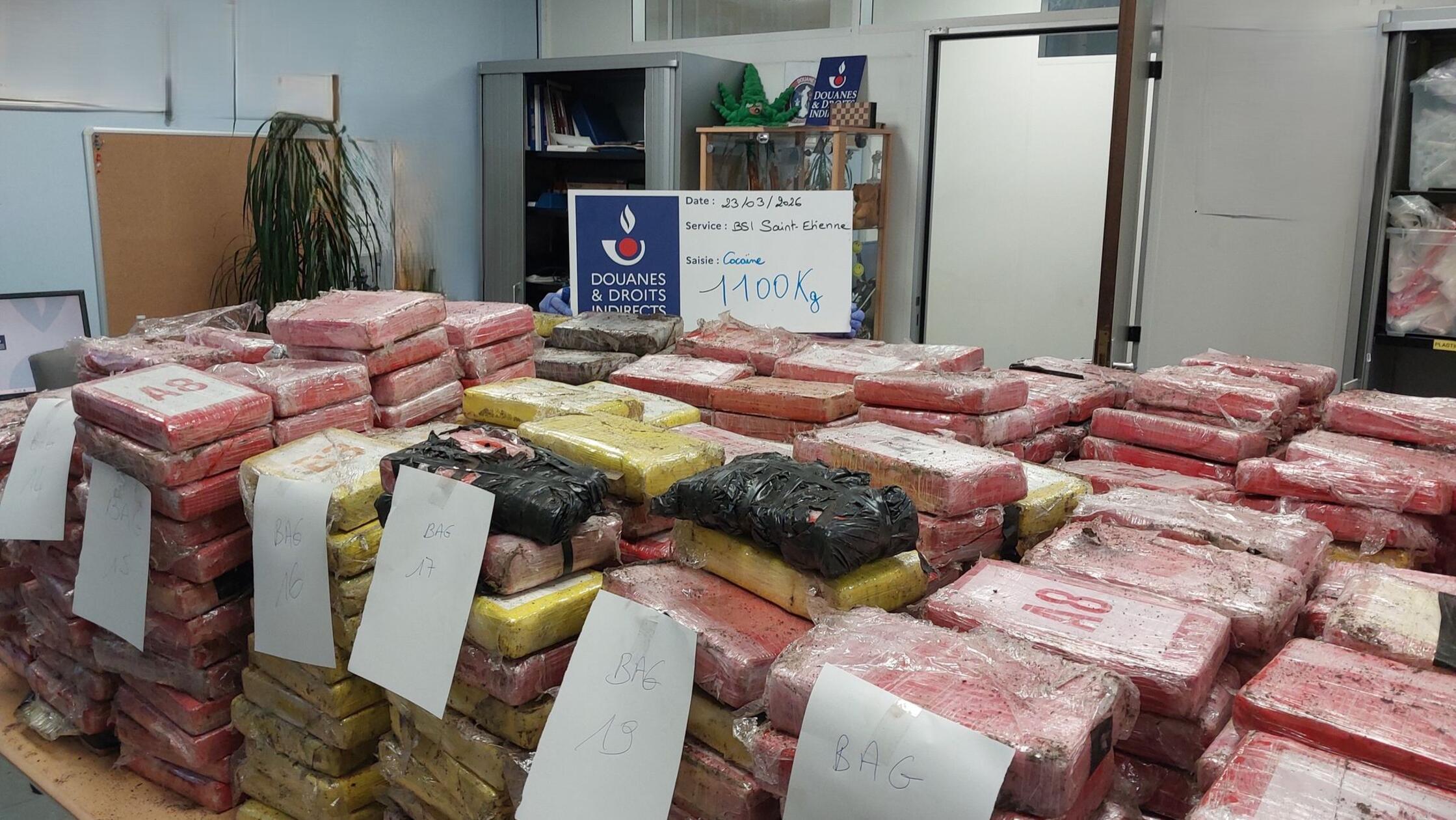 Beschlagnahmte Kokainpakete liegen bei der französ