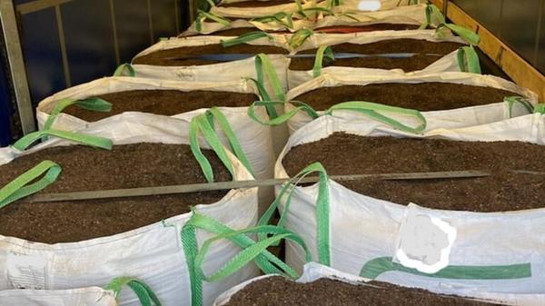 In einem Laster befinden sich 26 große Säcke mit B